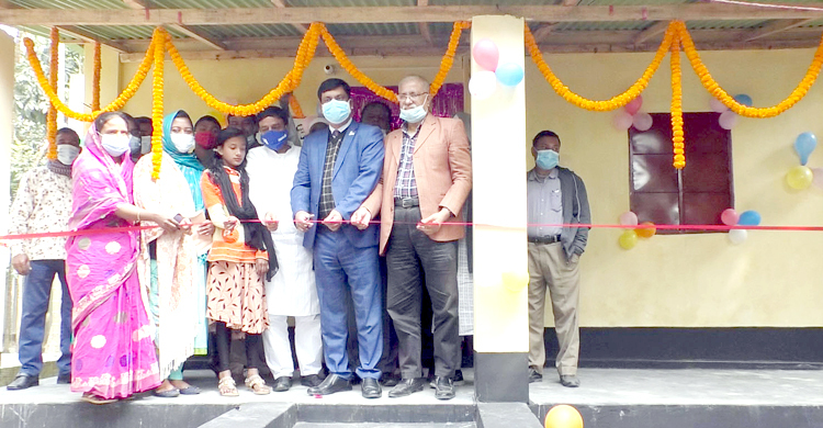 প্রধানমন্ত্রীর দেয়া ঘর ও দোকান পেল ভ্যানচালক শিশু শম্পার পরিবার