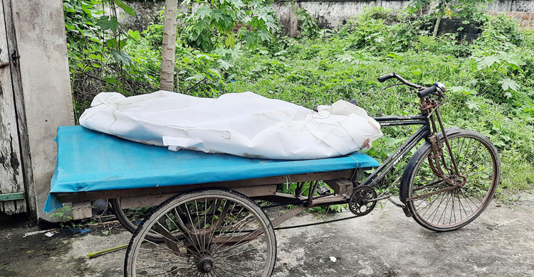 ছেলের বদলে মাটি কাটতে এসে প্রাণ গেলো বাবার