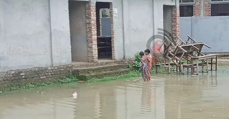 সামান্য বৃষ্টিতেই জলাবদ্ধতায় নাকাল শিক্ষার্থীরা