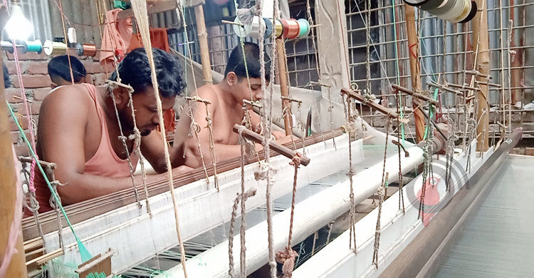 দাম নিয়ে বিপর্যস্ত জামদানি শিল্পীরা