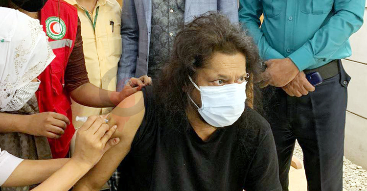 করোনার টিকা নিলেন জেমস