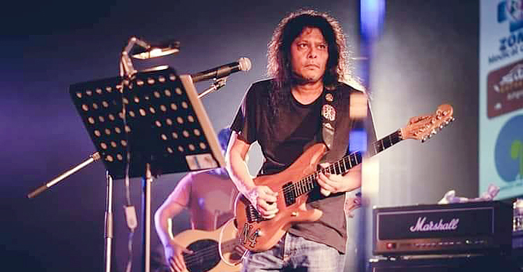 ক্লাসরুম দিয়ে ফিরছেন জেমস