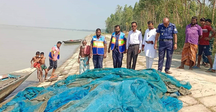 যমুনা থেকে অবৈধ নেট জাল জব্দ
