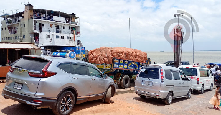 যাত্রী-যানবাহনের চাপ থাকলেও ভোগান্তি নেই দৌলতদিয়ায়