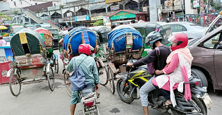 কোথাও গাড়ির চাপ, কোথাও ফাঁকা