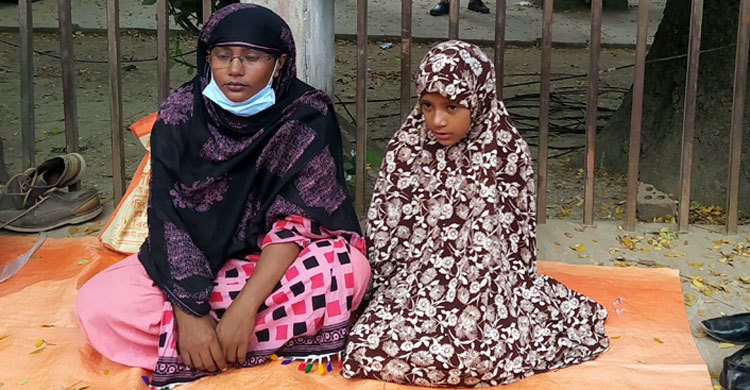স্বামীর স্বীকৃতির দাবিতে সন্তানসহ স্ত্রীর অনশন
