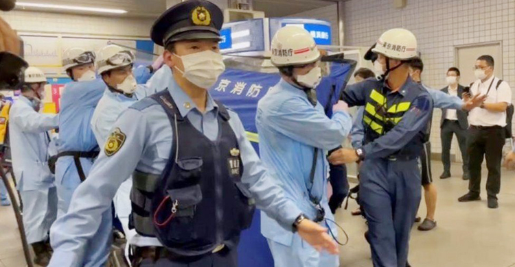 Tokyo attack: Knife-wielding man injures 10 on train