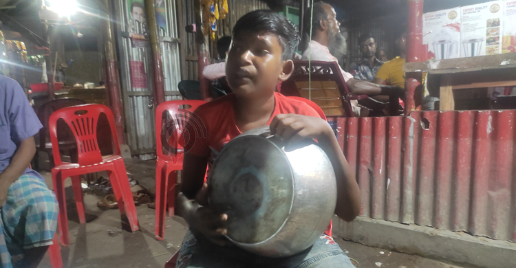 কলসি বাজিয়ে গান গেয়ে চলে জারমানের সংসার