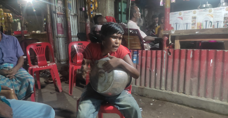 কলসি বাজিয়ে গান গেয়ে চলে জারমানের সংসার