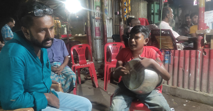 কলসি বাজিয়ে গান গেয়ে চলে জারমানের সংসার