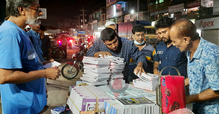 রাতের আঁধারে সরকারি বই পাচারের চেষ্টা, আটক ১