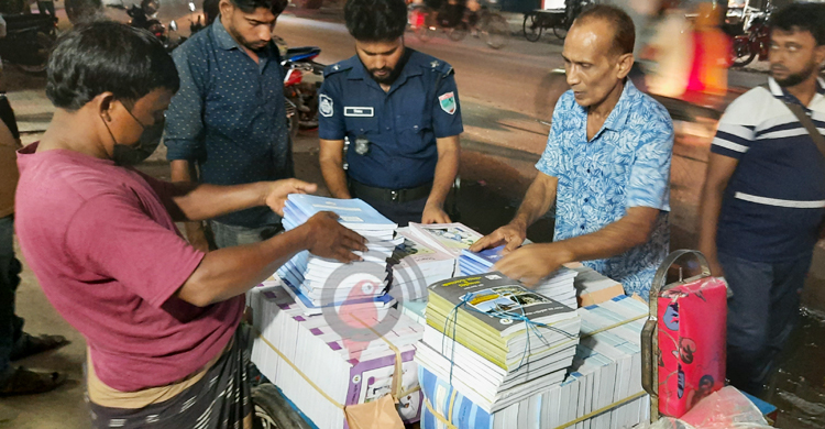 রাতের আঁধারে সরকারি বই পাচারের চেষ্টা, আটক ১