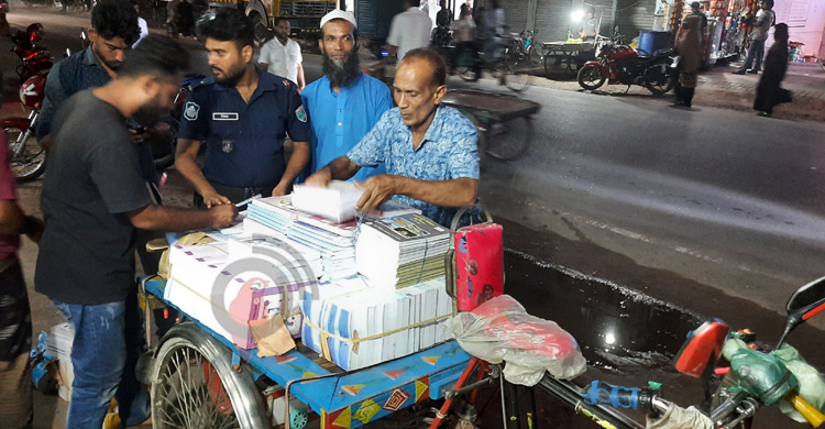রাতের আঁধারে সরকারি বই পাচারের চেষ্টা, আটক ১