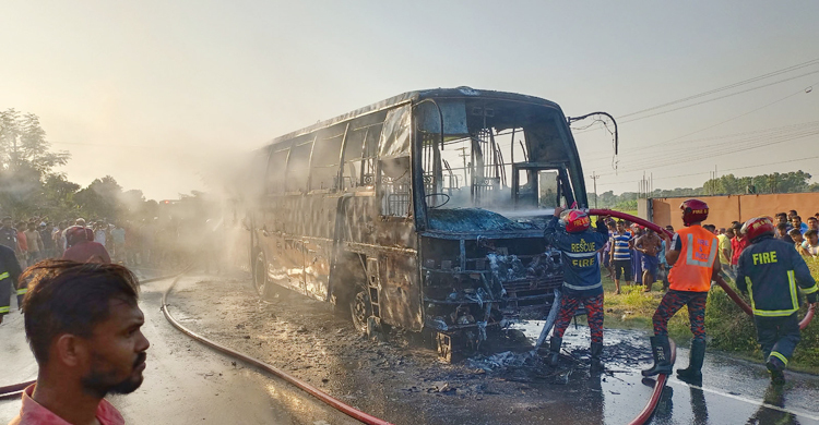 যশোরে সড়ক দুর্ঘটনায় বিজিবি সদস্য নিহত, বাস পুড়ে ছাই