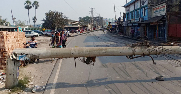 মহাসড়কে ভেঙে পড়ল বিদ্যুতের তিন খুঁটি