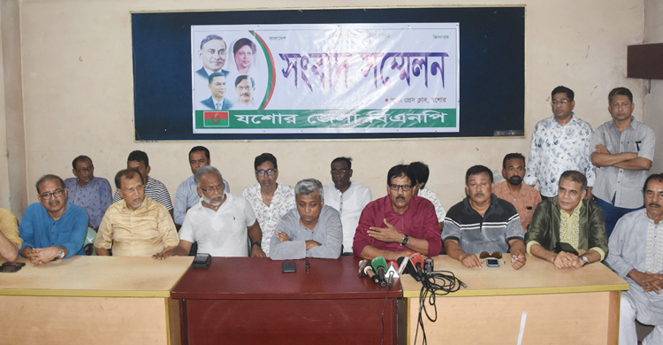 যশোরে &lsquo;জয় বাংলা&rsquo; শ্লোগান দিয়ে বিএনপির ৪ নেতার বাড়িতে হামলা