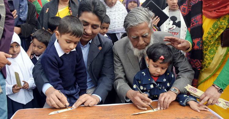 যশোরে তালপাতায় লিখে বিদ্যা অর্জনের শুভ সূচনা তিন শতাধিক শিশুর