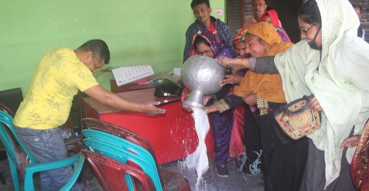 ৪৯ লিটার দুধ দিয়ে পবিত্র করা হলো আ.লীগের ৬ কার্যালয়