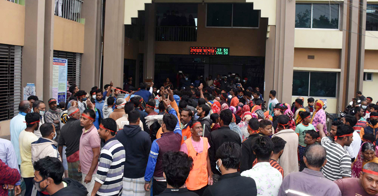 বর্জ্য সংগ্রহে এনজিওর অনুপ্রবেশ, হরিজনদের যশোর পৌরসভা ঘেরাও