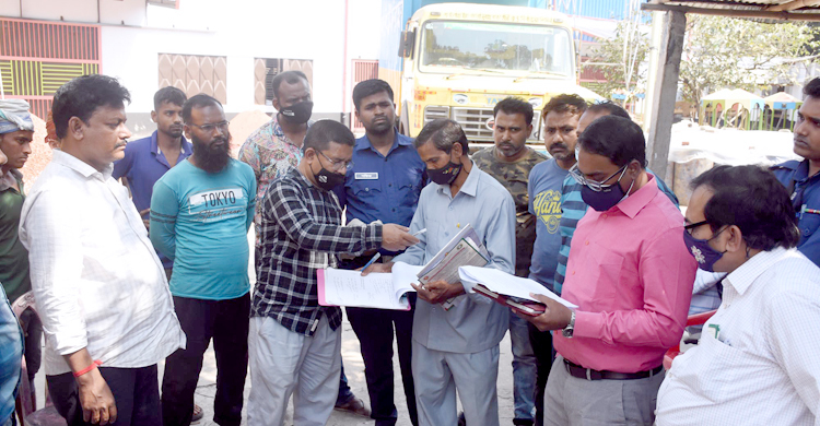 ১২ হাজার লিটার সয়াবিন তেল মজুত, লাখ টাকা জরিমানা