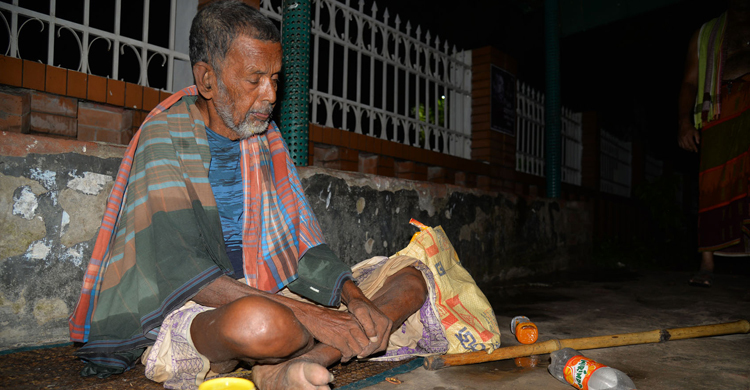 ব্যাগে কাপড় ও ওষুধ দিয়ে বৃদ্ধকে রাস্তায় ফেলে গেল স্বজনরা