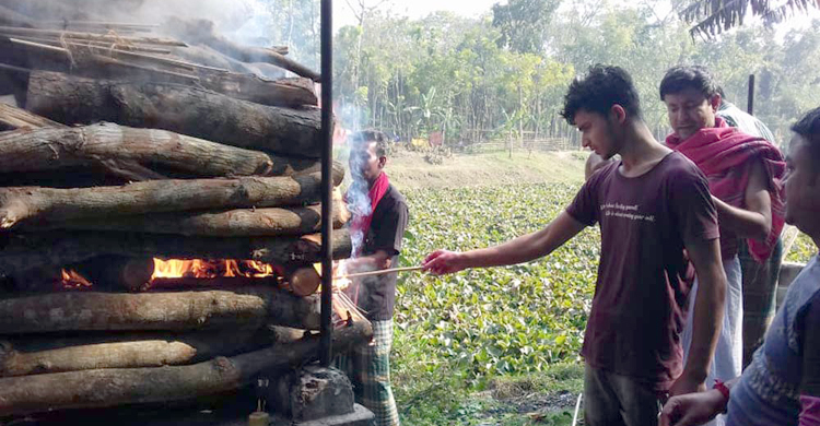 মায়ের মরদেহ বাড়িতে রেখেই গণিত পরীক্ষা দিল লিখন
