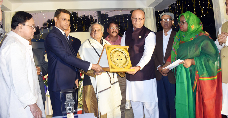 সংবর্ধিত হলেন কিংবদন্তি আলোকচিত্রী আব্দুল হামিদ রায়হান