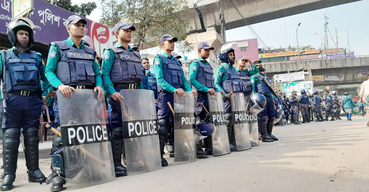 যাত্রাবাড়ী চৌরাস্তায় র্যাব-পুলিশের সতর্ক অবস্থান