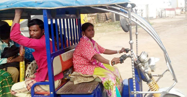 অটোরিকশা চালিয়ে সংসারের হাল ধরা সেই যাত্রী রাণী শ্রেষ্ঠ জয়িতা