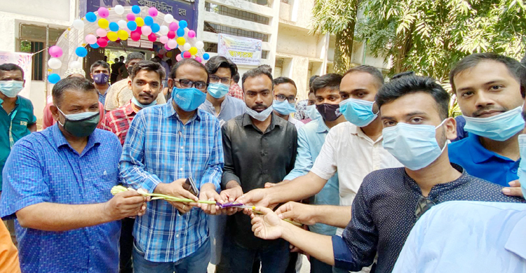 জাবিতে কলম-ফুল-চকলেট দিয়ে শিক্ষার্থীদের বরণ করলো ছাত্রলীগ