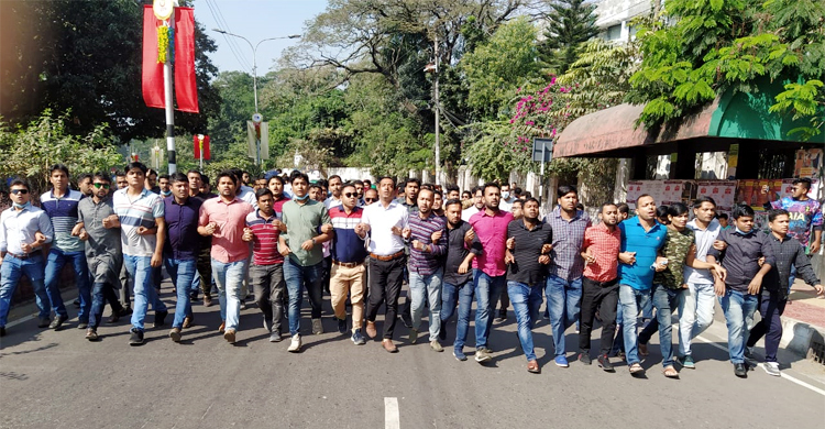 খালেদার মুক্তি ও বিদেশে চিকিৎসার দাবিতে ঢাবিতে ছাত্রদলের বিক্ষোভ