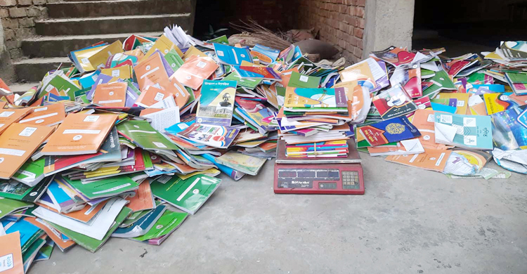 কেজি দরে বিক্রি হচ্ছিল সরকারি পাঠ্যবই