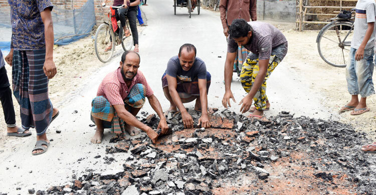 সড়ক সংস্কারের এক সপ্তাহে উঠে যাচ্ছে কার্পেটিং