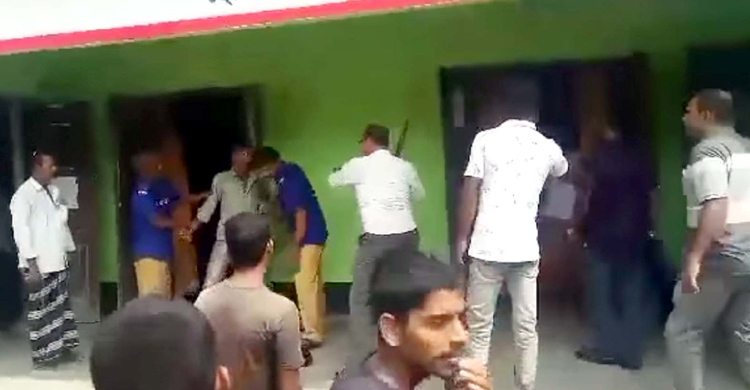 পরিষদে নিয়ে ছাত্রলীগকর্মীকে পেটালেন চেয়ারম্যান