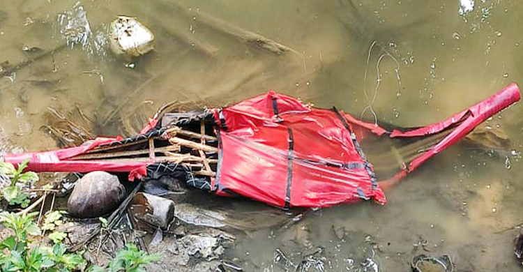 প্রতীকী নৌকা ভেঙে ফেলা হলো পুকুরে