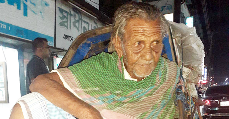 রিকশার প্যাডেল ঘুরিয়েই জোটে শতবর্ষীর খাবার, ফুটপাতে রাত যাপন