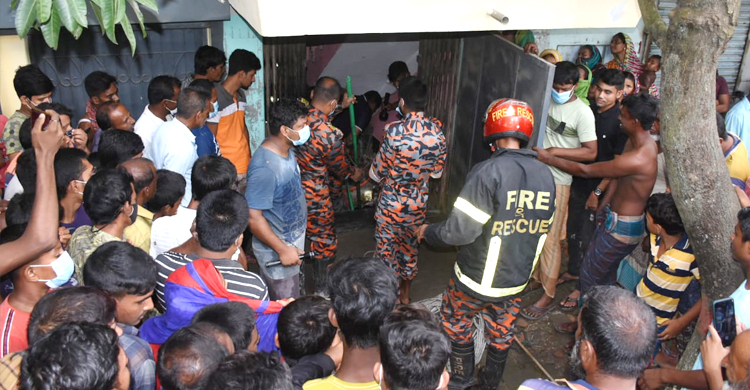 সেপটিক ট্যাংকে নেমে প্রাণ গেল বাবা-ছেলের