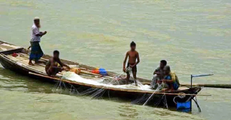 গভীর রাতে পদ্মায় ধরা পড়লেন ২৫ জেলে