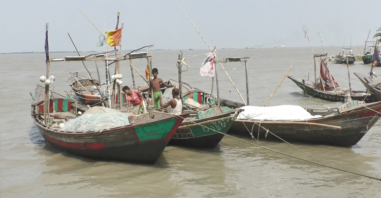 ভোলায় ফের নদীতে জাল ফেলার অপেক্ষায় জেলেরা