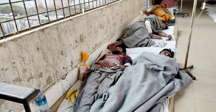 মেঘনায় জলদস্যুর গুলিতে আহত ৩ জেলে