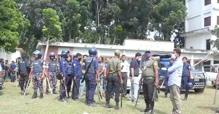 যশোরে পুলিশের গাড়ি ভাঙচুর, টিয়ারশেল নিক্ষেপ