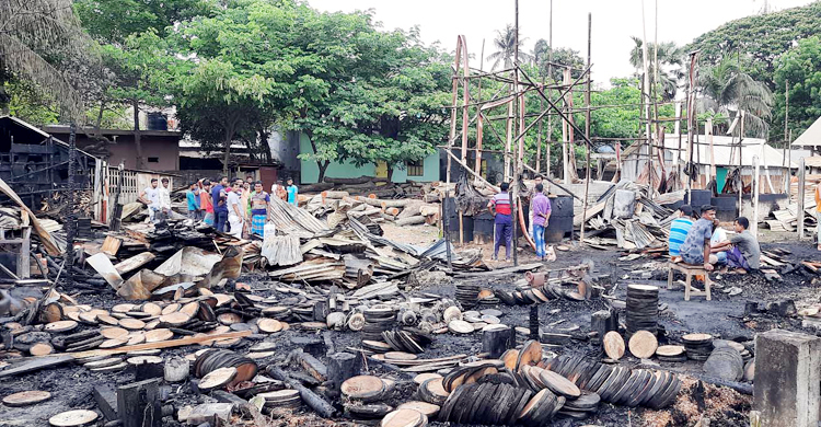 মাঝরাতে অগ্নিকাণ্ড, যশোরে পুড়লো ৮ কুটির শিল্পকারখানা
