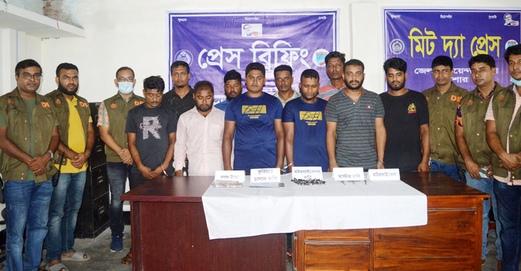 চোরাই মোটরসাইকেল কুরিয়ার সার্ভিসে পাচার, গ্রেফতার ১০