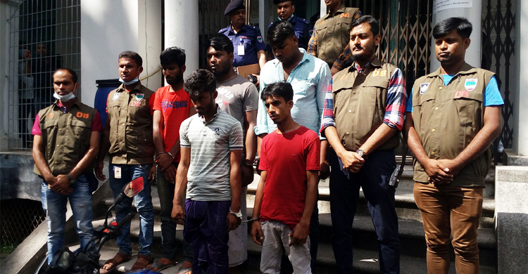 বোমা ফাটিয়ে টাকা ছিনতাইয়ের ঘটনায় ৫ জন আটক
