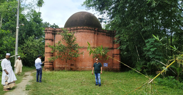 পাঁচশ বছরের ইতিহাস নিয়ে দাঁড়িয়ে আছে মসজিদটি
