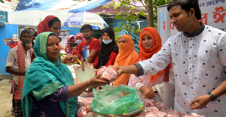 ৩০০ টাকায় গরুর মাংস পেলো ৪৭২ পরিবার