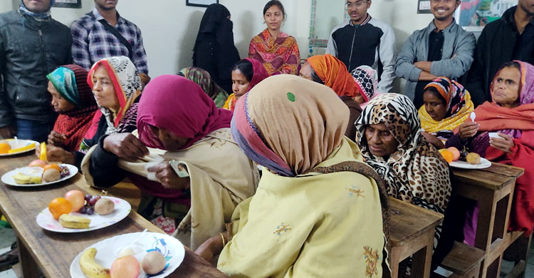 যশোরে প্রবীণদের নিয়ে ফল উৎসব