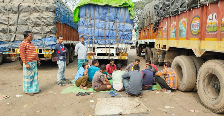 বেনাপোলে ২৮ দিন ধরে আটকা ৪২ ট্রাক চিনি
