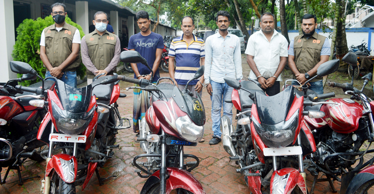 মোটরসাইকেল চুরি করে কুরিয়ারে বেচাকেনা করতেন তারা