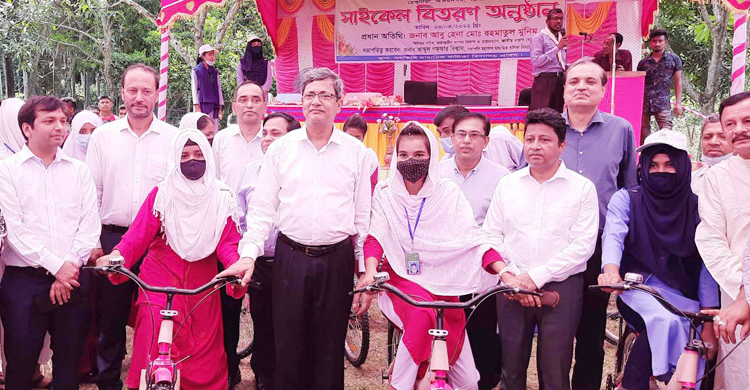 নতুন সাইকেল পেলো অভয়নগরের ১০০ ছাত্রী
